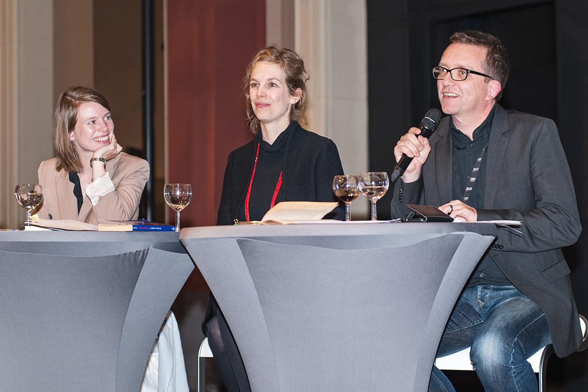 Mareike Vennen, Ina Heumann und Michael Ohl moderieren im Dinosauriersaal